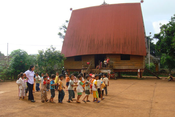 Lớp mẫu giáo làng Pi ơm học tại Nhà rông của làng.